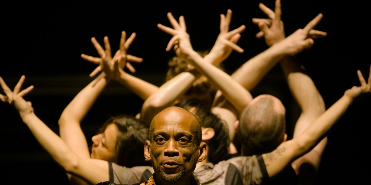 Tänzer mit Händen über ihrem Kopf