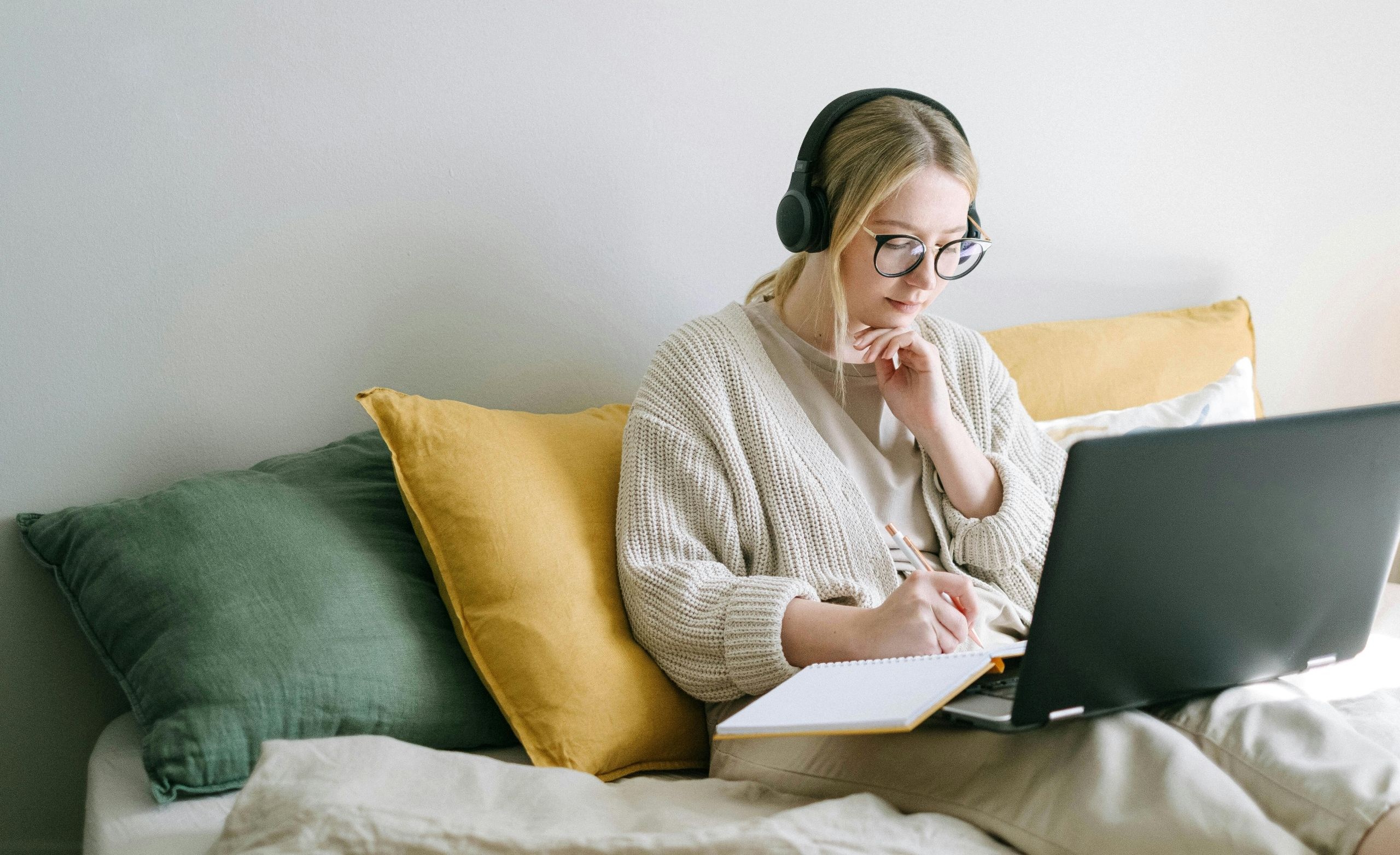 Studente-achter-laptop