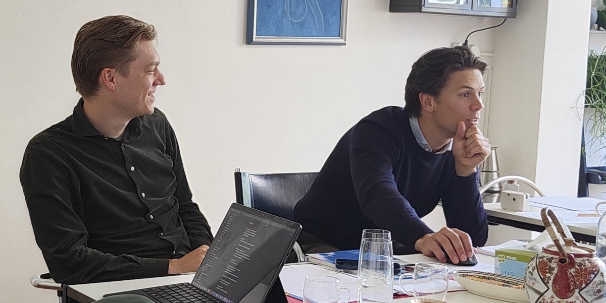 twee-zakenmannen-leren-in -klaslokaal